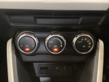 温度の設定のみで快適な風量やモードなどを自動調整してくれるフルオートエアコンを装備!