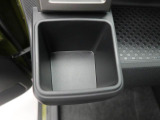 カップホルダーは運転席や助手席からちょうど手の届く位置です!!