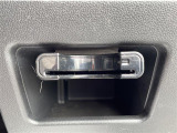 【ETC】有料道路を利用する際に料金所で停止することなく通過できる、ETC車載器(ノンストップ自動料金収受システム機器)が装備されています。セットアップを行うことで利用可能になります。