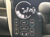 【オートエアコン】一度お好みの温度に設定すれば、車内の温度を検知し風量や温度を自動で調整。暑い&hellip;寒い&hellip;と何度もスイッチ操作をする必要はありません。快適な車内空間には必須の機能ですね♪