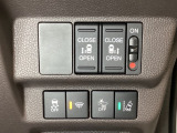 両側電動スライドドアは運転席から操作ができるよう、操作スイッチが付いています。Hondaセンシング用のVSA(ABS+TCS+横滑り抑制)解除と路外逸脱抑制機能などのオンオフスイッチも装備しています。