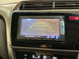 リバースギアに入れるだけで後方の表示へ切り替わります。夜間や雨の日の駐車も楽になりますよ。