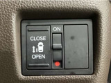 【片側パワースライドドア】片側がパワースライドドアになっており、運転席のスイッチやスマートキーでも開閉が可能です!開口部も広いので乗り降りも楽々♪