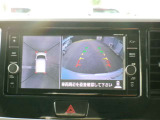 リバースにシフトするとまるで上空から見下ろしているような感じにナビゲーション画面に映し出します