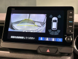 リバースギアに入れるだけで後方の表示へ切り替わります。夜間や雨の日の駐車も楽になりますよ。