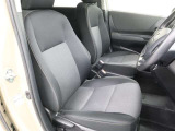運転席・助手席です。非常に人気な車種となっております!カラーもおしゃれで素敵なお車です♪