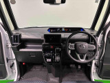 360&deg;UV&IRカット機能ガラス採用。見易い計器類と運転し易いレイアウトのドライビングポジションは、極細Aピラーの採用で視角も少なく前方&左右の見切りが良く安心して運転できます。