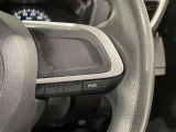 ステアリングスイッチ付きで、運転中に視線を前に向けたまま操作できます。