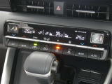 【オートエアコン】車内温度を感知して自動で温度調整をしてくれるのでいつでも快適な車内空間を創り上げます!どの席に座っても快適なドライブが楽しめます♪