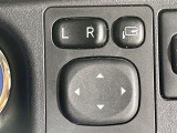 【電動格納ミラー】運転席のスイッチで、ドアミラーの開閉や角度の調整ができます。