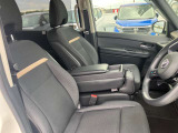 【ゆったりと運転してください】足元空間も広く、スムーズに乗り降りもいただけます♪