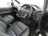 シンプルで使いやすいデザインの運転席です。