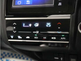 フルオートエアコン搭載!好みの温度に設定するだけで風向・風量を自動調整、いつでも快適な車内環境を保ちます。