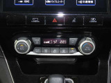 【オートエアコン】一度お好みの温度に設定すれば、車内の温度を検知し風量や温度を自動で調整。暑い&hellip;寒い&hellip;と何度もスイッチ操作をする必要はありません。快適な車内空間には必須の機能ですね♪