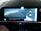 パノラミックビューモニター付きです。車両を上から見たような映像を画面に表示。運転席からの目視だけでは見にくい、車両周辺の状況をリアルタイムでしっかり確認できます。