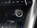 【スマートキー】を車の中に持ち込んでブレーキを踏みボタンを押すとだけでエンジンスタート!キーを取り出し刺したり・回したりが無くとても便利です☆