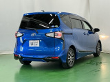 後席の窓には外から車内が見えにくくなるプライバシーガラスを採用。周りを気にせずリラックスして過ごせます