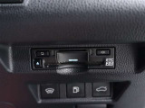 窓を開けずに料金所を通過できる今やもう必需品のETC!インパネにスッキリ装着したビルトインタイプです♪ETCカードの入れ忘れ・抜き忘れを音声やアラームで教えてくれるので、入れ忘れ・抜き忘れを防げます♪