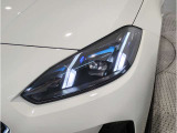 【LEDヘッドライト】先進のLEDテクノロジーを採用。放射される白色光の周波特性は太陽光に近く、バイキセノン・ヘッドライトを上回るコントラストで更に明るく輝きます!