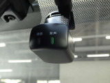 【ドライブレコーダー】走行中や駐車中の映像を高画質で記録し、事故やトラブル発生時の状況確認に役立つ安心装備。あおり運転対策や証拠保全にも有効で、日常のドライブをより安全にサポートします。