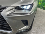 【角型三眼LEDヘッドライト】スタイリッシュな見た目の三眼LEDヘッドライトを装備♪スタイルだけでなく、夜間の走行も視界良好で安心してお乗りいただけます。