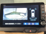 リバースギアに入れるだけで後方の表示へ切り替わります。夜間や雨の日の駐車も楽になりますよ。