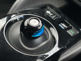 電気自動車リーフの個性的なシフトレバーです!