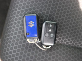 リモコンキーを取り出さなくてもエンジンのON/OFFやドアの開錠・施錠がスイッチ一つで行えるスマートキーです♪