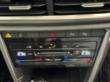 タッチコントロール式2ゾーンフルオートエアコンパネル。運転席、助手席それぞれ独立して温度管理が可能です。花粉やダストを除去するフレッシュエアフィルターも装備され、クリーンな室内環境を保ちます。