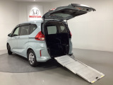 当車はスロープ付きの車いす仕様車です。緩やかなスロープをウインチで車いすを引っ張って乗り降りができます。福祉車両の総額表示価格は課税・非課税で変わります。詳細はスタッフにお問い合わせ下さい。