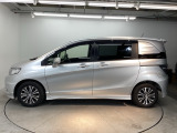 狭い駐車場でも、スライドドアならチャイルドシートへのお子さまの乗降や荷物の積載もスムーズ。とても便利な【両側電動スライドドア】ドアハンドを少し引くだけでリアドアが自動開閉します。
