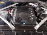【BMWクリーンディーゼル】市場をリードするディーゼルエンジン。低回転ステージ専用ターボが走り出しから効果的に過給を行いスムーズな発進加速や低燃費を実現。ディーゼルの常識を超えたスポーティな走りを!