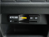 ◆ETC2.0装着◆進化したドライブ体験。料金収受システムだけだったETCが生まれ変わって、高速道路を賢く使うETC2.0に進化しました。多彩な情報サービスが便利で快適なドライブ体験を提供します。