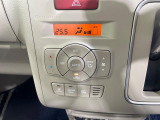 【オートエアコン】一度お好みの温度に設定すれば、車内の温度を検知し風量や温度を自動で調整。暑い&hellip;寒い&hellip;と何度もスイッチ操作をする必要はありません。