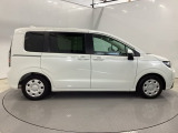 狭い駐車場でも、スライドドアならチャイルドシートへのお子さまの乗降や荷物の積載もスムーズ。