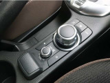 運転席と助手席の間に、ドリンクホルダーと小物入れがあります!