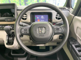 インテリアに合わせたデザインのステアリングは、運転される方のことも考え、運転しやすい形状、大きさです。是非一度、実際に触ってお確かめください。