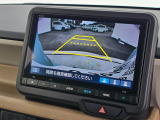駐車時の安全確認をサポートするバックカメラも使用できます。