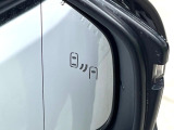 【ブラインドスポットモニター】走行中、ドアミラーの死角になりやすい箇所に後続車が接近するとサイドミラーのレンズに警告を表示!ドライバーに注意喚起をしてくれます。
