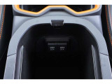コンソールの処に携帯の充電などに役立つUSB電源ソケットが付いてます!
