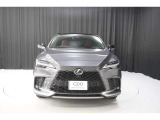 エクステリアは、一目でLEXUSとわかるスピンドルグリルを起点に、人が乗るキャビンの前後を大胆に絞り込んだ菱形のボディと力強く張り出したホイールフレアを融合させ、タイヤの存在を強調しています。