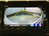 リバースギアに入れるだけで後方の表示へ切り替わります。夜間や雨の日の駐車も楽になりますよ。