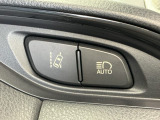 ドライバーへ逸脱の危険を知らせ車線逸脱を回避するようステアリング操作を支援してくれる路外逸脱抑制機能、自動的にハイビームとロービームを切り替えてくれるオートマチックハイビームです!