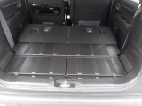 リヤシートを倒すと広い荷室になります。