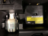 もしパンクをしてしまったら、この溶剤をエア注入口より入れて応急処置をして下さい。重たいスペアタイヤを積んでいるより燃費の向上になるので、パンク修理キット搭載の車が増えているんです。