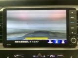 【バックカメラ】運転が苦手な方も車庫入れラクラクです!ギアをリバースに入れれば自動的に切り換わりますので、面倒な操作は不要です♪狭い駐車場もお車を傷つけず安心ですね!
