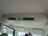 天井中央にはエアコン機能のないファンが付いていますファンを回すことで車内の空気を循環してくれます