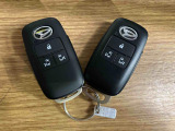 【スマートキー】 スマートキーを携帯していれば、ドアハンドルのボタンを押してロックの解除ができ、パワースライドドアもワンタッチで開閉できます。