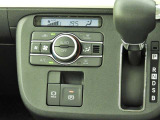 オートエアコンを装備しておりますので、四季を通じて車内を快適な温度に保つことが出来ます!高級感が有りますね!