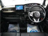 運転にかかわる様々な操作を安全に行えるように視点移動が少なく、操作性に配慮されたスイッチ類が凝縮されたコクピットです。